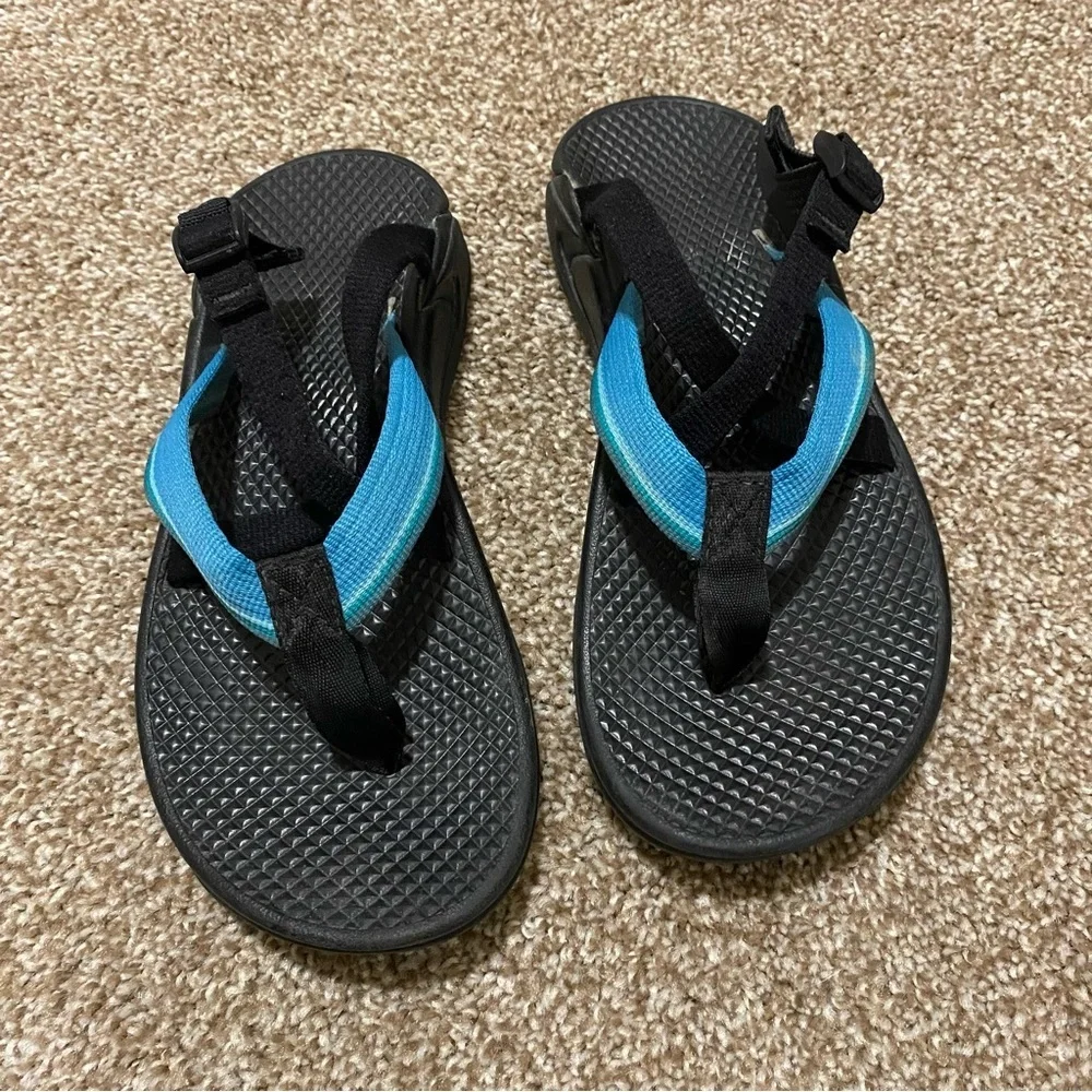 Chacos Women's Blue and Black Slide On Adventure Sandals size 6